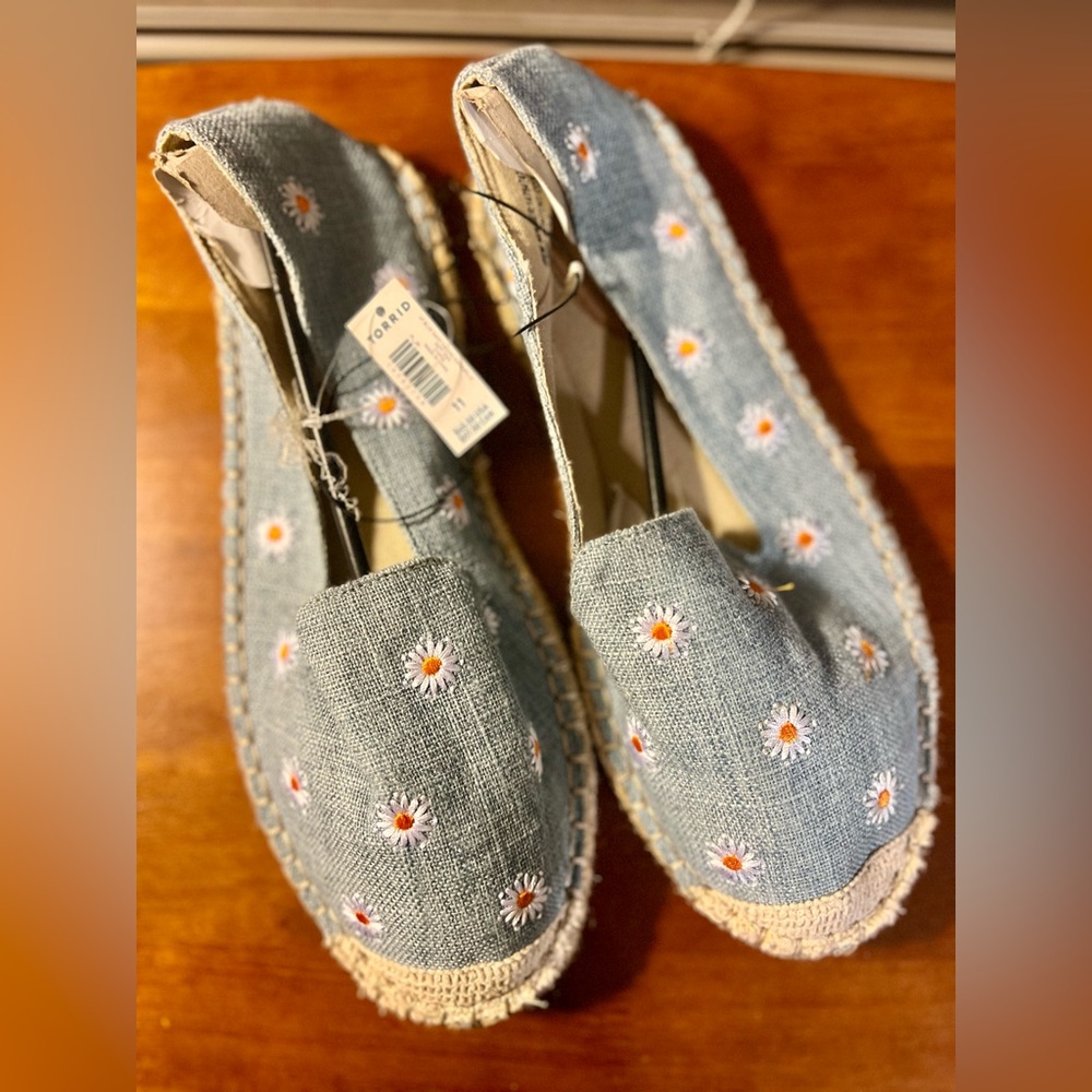 NWT Torrid Women's Blue Espadrille Shoes with Daisy Embroidery Size 11